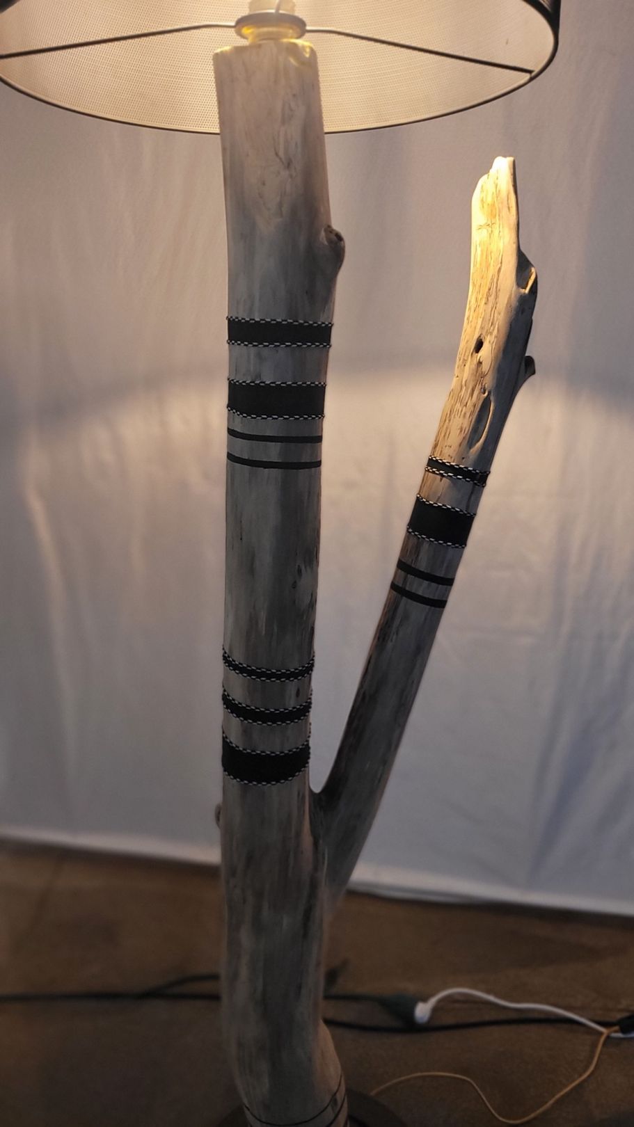 Lampe anneaux noirs bois flotte